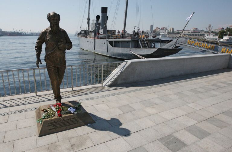 Памятник писателю и философу Александру Солженицыну работы скульптора Петра Чегодаева открыли на Корабельной набережной Памятник писателю и философу Александру Солженицыну работы скульптора Петра Чегодаева открыли на Корабельной набережной