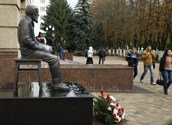 Первый в России памятник писателю, лауреату Нобелевской премии Александру Солженицыну работы скульптора Анатолия Шишкова установили в Белгороде Первый в России памятник писателю, лауреату Нобелевской премии Александру Солженицыну работы скульптора Анатолия Шишкова установили в Белгороде