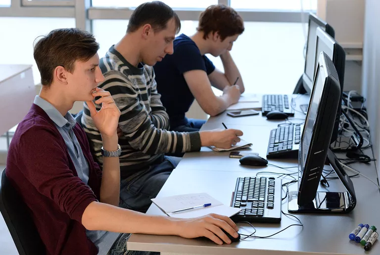 Студенты работают за компьютерами. Архивное фото Студенты работают за компьютерами. Архивное фото