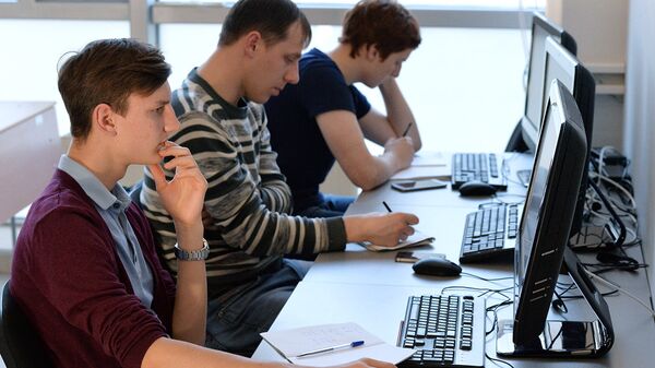 Студенты работают за компьютерами. Архивное фото