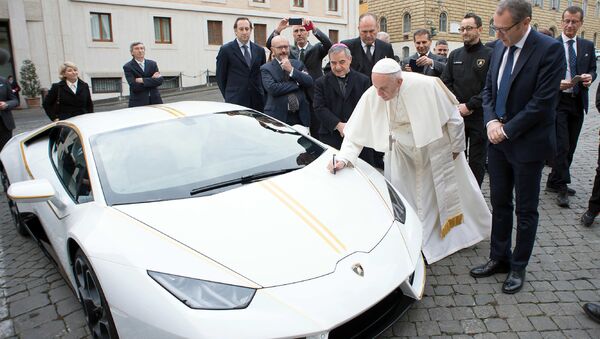 Папа Римский Франциск и автомобиль Lamborghini, подаренный ему производителем. 15 ноября 2017
