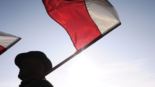 Мужчина с флагом Польши. Архивное фото