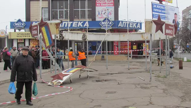 Демонтаж памятника городам-героям Великой Отечественной войны в Мариуполе, Украина. 15 ноября 2017