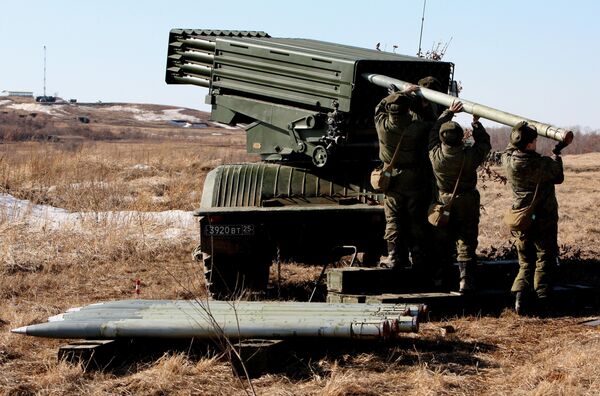 Военнослужащие заряжают реактивную артиллерийскую установку Торнадо