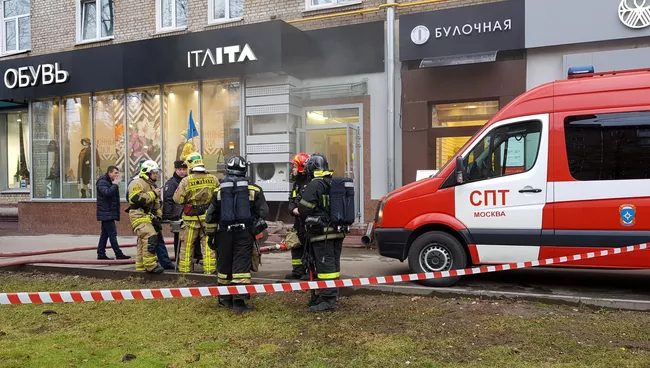 Пожарные расчеты на месте возгорания в здании на ул. Профсоюзная, где расположен детский сад. 15 ноября 2017