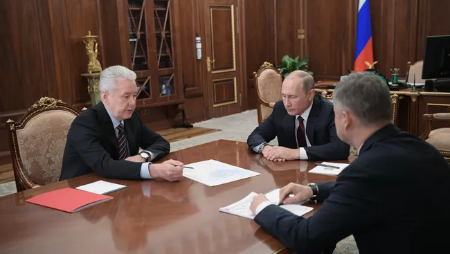 Президент РФ Владимир Путин проводит рабочую встречу с мэром Москвы Сергеем Собяниным и президентом ОАО Российские железные дороги Олегом Белозеровым. 15 ноября 2017