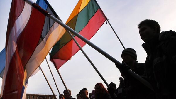 Люди с флагами Латвии, Эстонии и Литвы