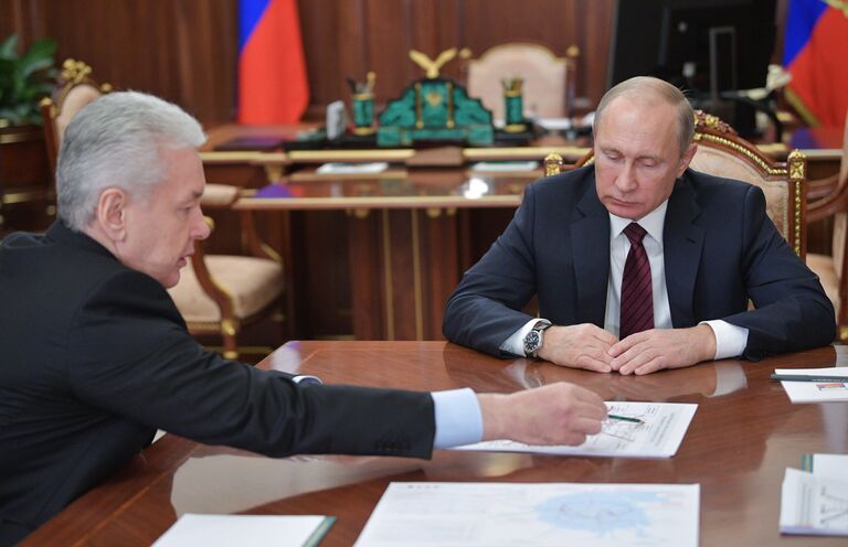 Президент РФ Владимир Путин и мэр Москвы Сергей Собянин во время рабочей встречи. 15 ноября 2017 Президент РФ Владимир Путин и мэр Москвы Сергей Собянин во время рабочей встречи. 15 ноября 2017