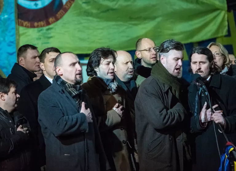 Заслуженнный артист Украины Евгений Нищук, спикер Верховной рады, и.о. президента Украины Александр Турчинов и лидер фракции Батькивщина, кандидат на пост премьер-министра Украины Арсений Яценюк на площади Независимости в Киеве. 2014 год Заслуженнный артист Украины Евгений Нищук, спикер Верховной рады, и.о. президента Украины Александр Турчинов и лидер фракции Батькивщина, кандидат на пост премьер-министра Украины Арсений Яценюк на площади Независимости в Киеве. 2014 год