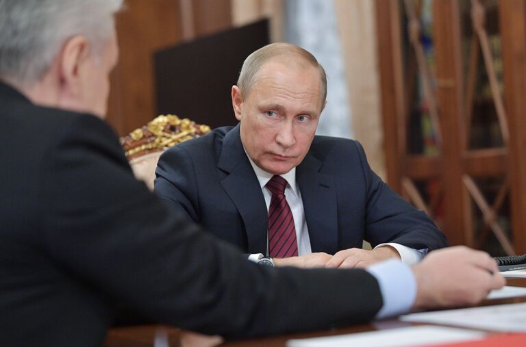 Президент РФ Владимир Путин во время рабочей встречи с президентом ОАО Российские железные дороги Олегом Белозеровым и мэром Москвы Сергеем Собяниным. 15 ноября 2017 Президент РФ Владимир Путин во время рабочей встречи с президентом ОАО Российские железные дороги Олегом Белозеровым и мэром Москвы Сергеем Собяниным. 15 ноября 2017