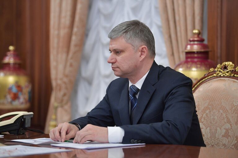 Президент ОАО Российские железные дороги Олег Белозеров во время рабочей встречи с президентом РФ Владимиром Путиным. 15 ноября 2017 Президент ОАО Российские железные дороги Олег Белозеров во время рабочей встречи с президентом РФ Владимиром Путиным. 15 ноября 2017