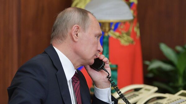 Президент РФ Владимир Путин во время телефонного разговора с главой ДНР Александром Захарченко и главой ЛНР Игорем Плотницким. 15 ноября 2017