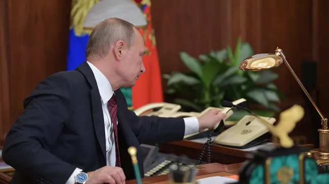 Президент РФ Владимир Путин во время телефонного разговора с главой ДНР Александром Захарченко и главой ЛНР Игорем Плотницким. 15 ноября 2017