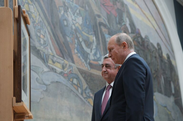 Президент РФ Владимир Путин и президент Армении Серж Саргсян во время посещения Третьяковской галереи