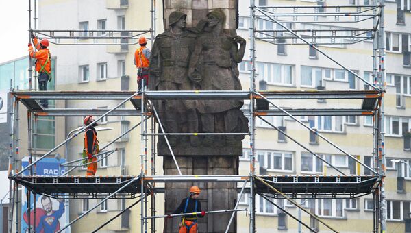 Рабочие монтируют строительные леса у памятника благодарности Красной армии в центре города Щецин. 16 ноября 2017