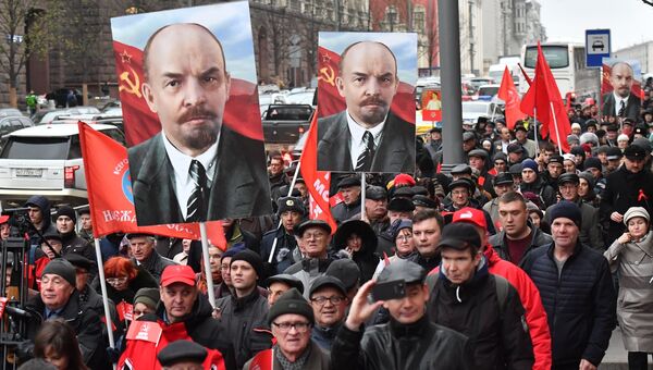 Участники митинга и шествия КПРФ в Москве, посвященного 100-летию Великой Октябрьской социалистической революции
