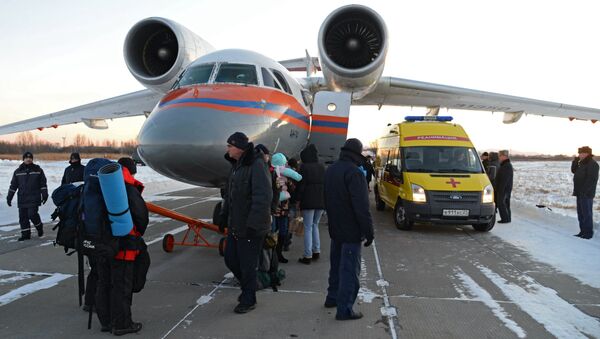 Автомобили скорой помощи у самолета Ан-74 на котором доставили в Хабаровск девочку, выжившую при крушении самолета L-410. 16 ноября 2017