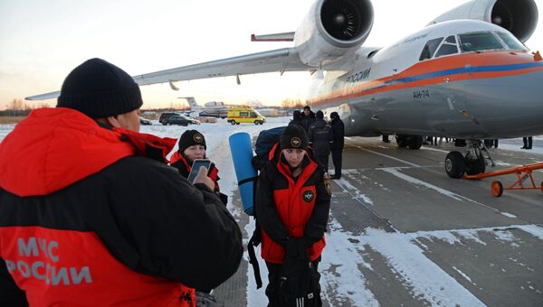 Сотрудники МЧС России у самолета Ан-74, на котором доставили в Хабаровск девочку, выжившую при крушении самолета L-410