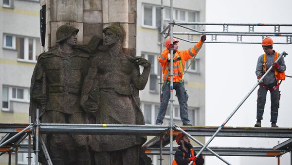 Рабочие монтируют строительные леса у памятника благодарности Красной армии в центре города Щецин. 16 ноября 2017