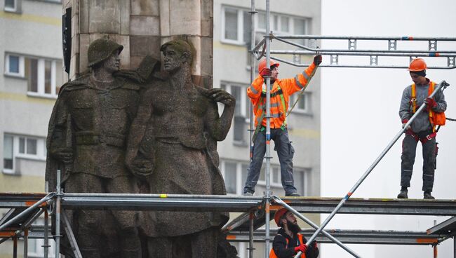 Демонтаж памятника благодарности Красной армии в Щецине. Архивное фото