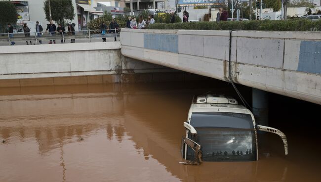 Наводнение, вызванное проливными дождями в Греции. 15 ноября 2017
