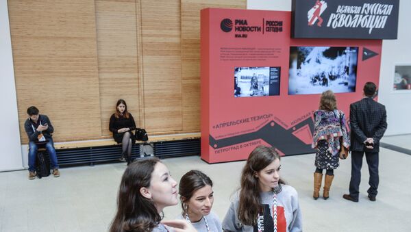 Посетители на выставке Великая русская революция на Санкт-Петербургском международном культурном форуме