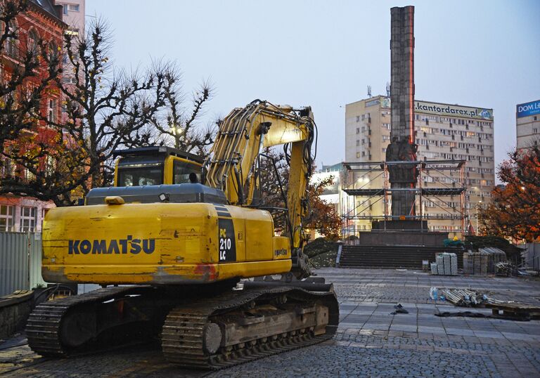 Экскаватор у памятника благодарности Красной армии в центре города Щецин. 16 ноября 2017