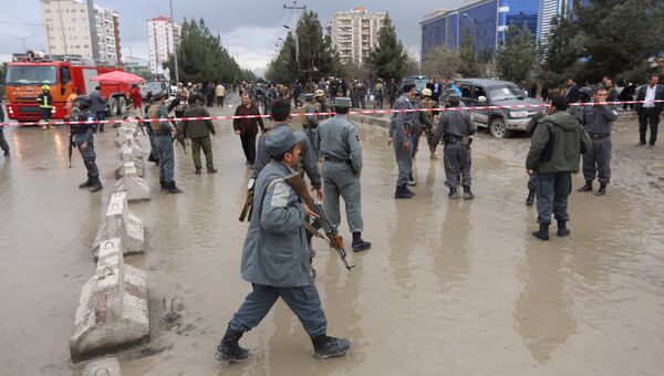 Сотрудники правоохранительных органов на месте взрыва в Кабуле, Афганистан. 16 ноября 2017