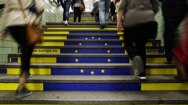 Пассажиры метро поднимаются по лестнице с изображением флага Евросоюза в Берлине. Архивное фото