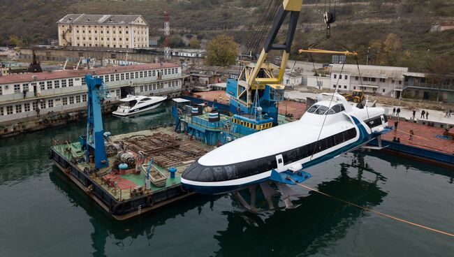 Спуск на воду морского пассажирского судна на подводных крыльях Комета в Севастополе