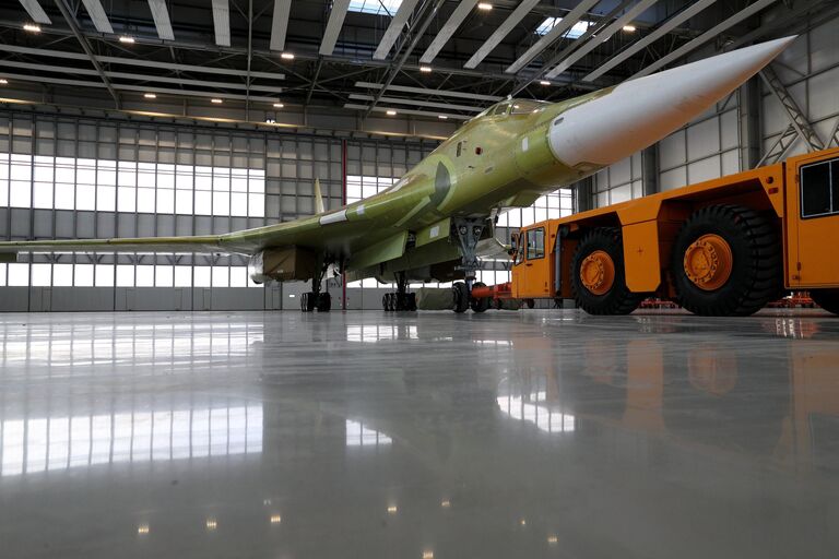 Опытный образец самолета Ту-160М2 во время выкатки на Казанском авиационном заводе имени С. П. Горбунова. 16 ноября 2017 года Опытный образец самолета Ту-160М2 во время выкатки на Казанском авиационном заводе имени С. П. Горбунова. 16 ноября 2017 года