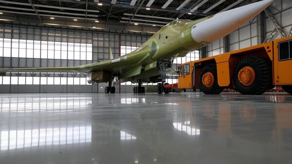 пытный образец самолета Ту-160М2 во время выкатки на Казанском авиационном заводе имени С.П. Горбунова. 16 ноября 2017