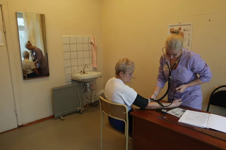 Наталья Флеглер осматривает пациентку. Заостровская участковая больница, Архангельская область Наталья Флеглер осматривает пациентку. Заостровская участковая больница, Архангельская область