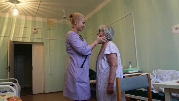 Наталья Флеглер во время обхода в отделении сестринского ухода в Заостровской участковой больнице, Архангельская область