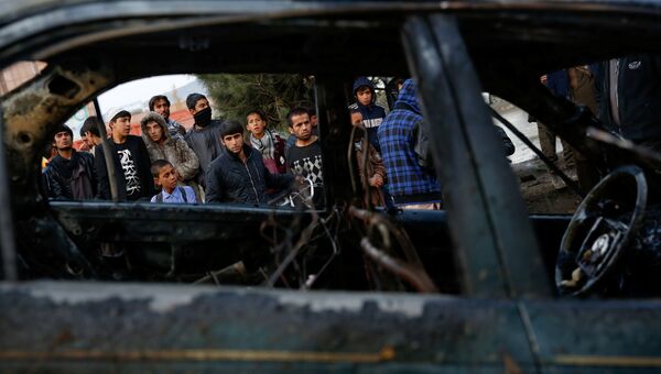 Сгоревшая машина на месте теракта в Кабуле, Афганистан. 16 ноября 2017