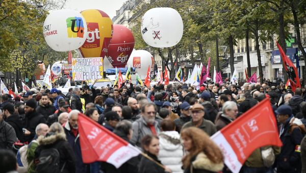 Участники демонстрации против политики президента Франции Эммануэля Макрона в Париже. 16 ноября 2017
