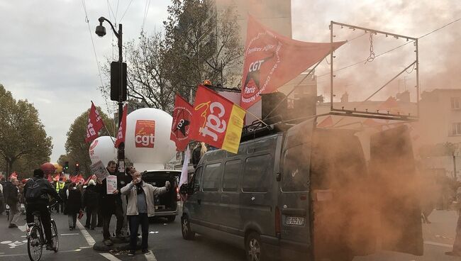 Демонстрация против политики президента Франции Эммануэля Макрона в Париже. 16 ноября 2017