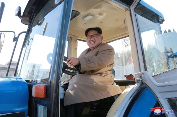 Лидер КНДР Ким Чен Ын во время посещения тракторного завода Kumsong в Пхеньяне