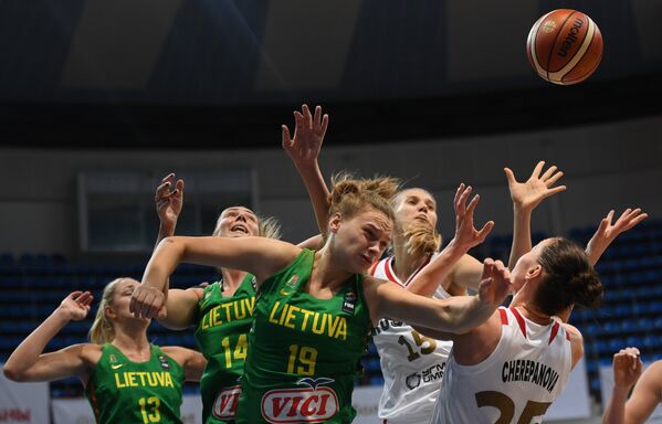 Игроки сборных Литвы и России в матче отборочного турнира чемпионата Европы по баскетболу