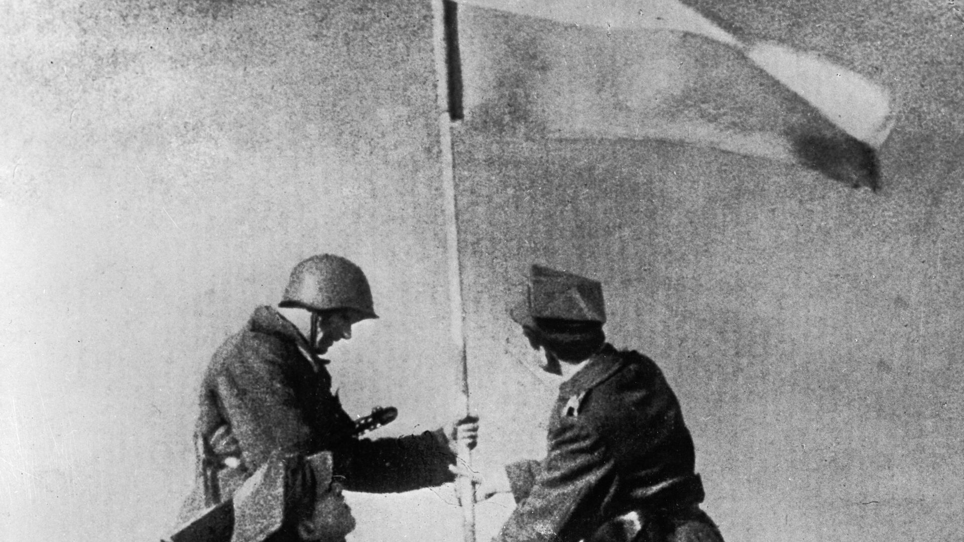 Советский и польский солдаты водружают знамя победы. Варшава, 1945 год - РИА Новости, 1920, 23.05.2023
