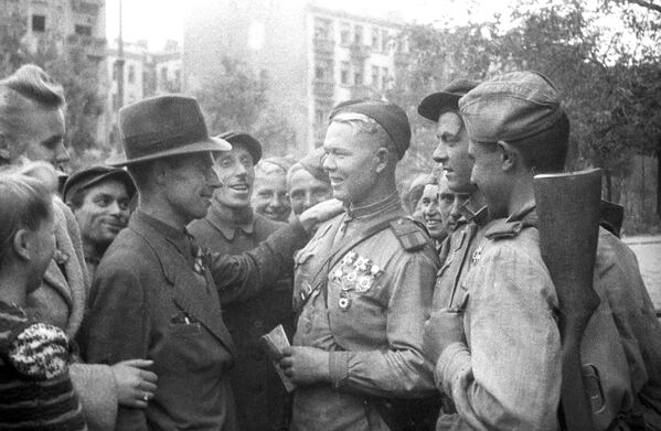 Жители Люблина и бойцы Советской Армии на одной из улиц города. Польша,  1944 год