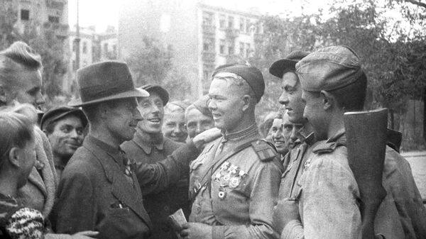 Жители Люблина и бойцы Советской Армии на одной из улиц города. Польша,  1944 год