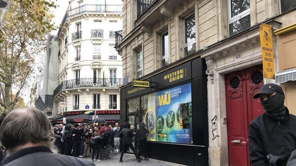 Участники акции протеста против реформ президента Франции Эммануэля Макрона в Париже начали громить банки. 16 ноября 2017