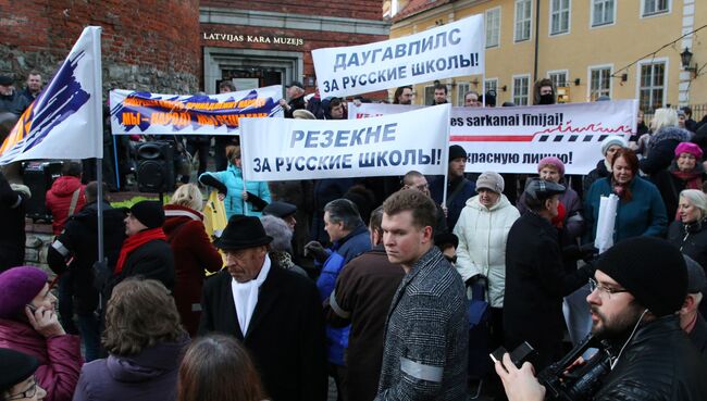 Участники шествия защитников русских школ в Риге. 16 ноября 2017