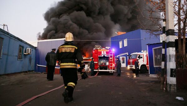 Сотрудники противопожарной службы тушат пожар на складе лакокрасочных изделий в Волгограде. 16 ноября 2017