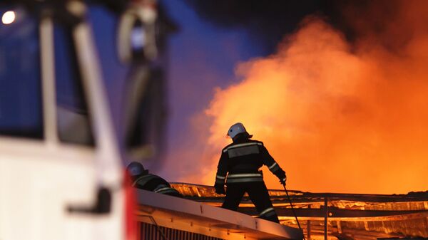 Сотрудники противопожарной службы тушат пожар на складе лакокрасочных изделий в Волгограде. 16 ноября 2017