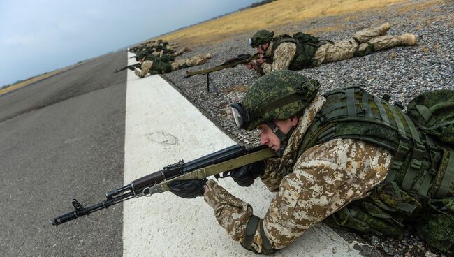 Военнослужащие во время учений. Архивное фото