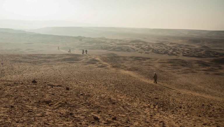 Рабочие у некрополя Дер Эль Банат в Фаюмском оазисе Египта