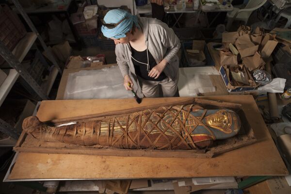 Мумия с позолоченной картонажной маской в деревянном саркофаге, найденная в ходе археологических исследований, проводимых ЦЕИ РАН на памятнике Дейр эль-Банат в Фаюмском оазисе Египта