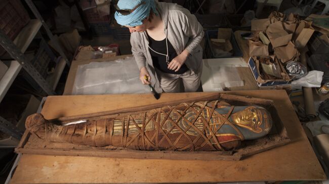 Мумия с позолоченной картонажной маской в деревянном саркофаге, найденная в ходе археологических исследований, проводимых ЦЕИ РАН на памятнике Дейр эль-Банат в Фаюмском оазисе Египта